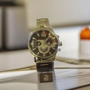 Stilren silverfärgad herrklocka - Snygg herrklocka med robust silverfärgat armband i metall och svart urtavla med flera små urtavlor och tydliga siffror. Klockan har en modern design med detaljer i vitt och rött, perfekt för dig som gillar stilrena accessoarer.