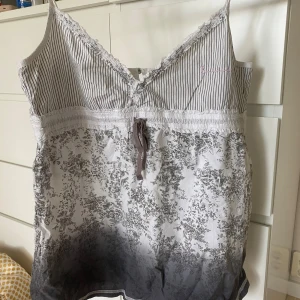 Grå/vit topp med mönster - Grå/vit topp med mönster