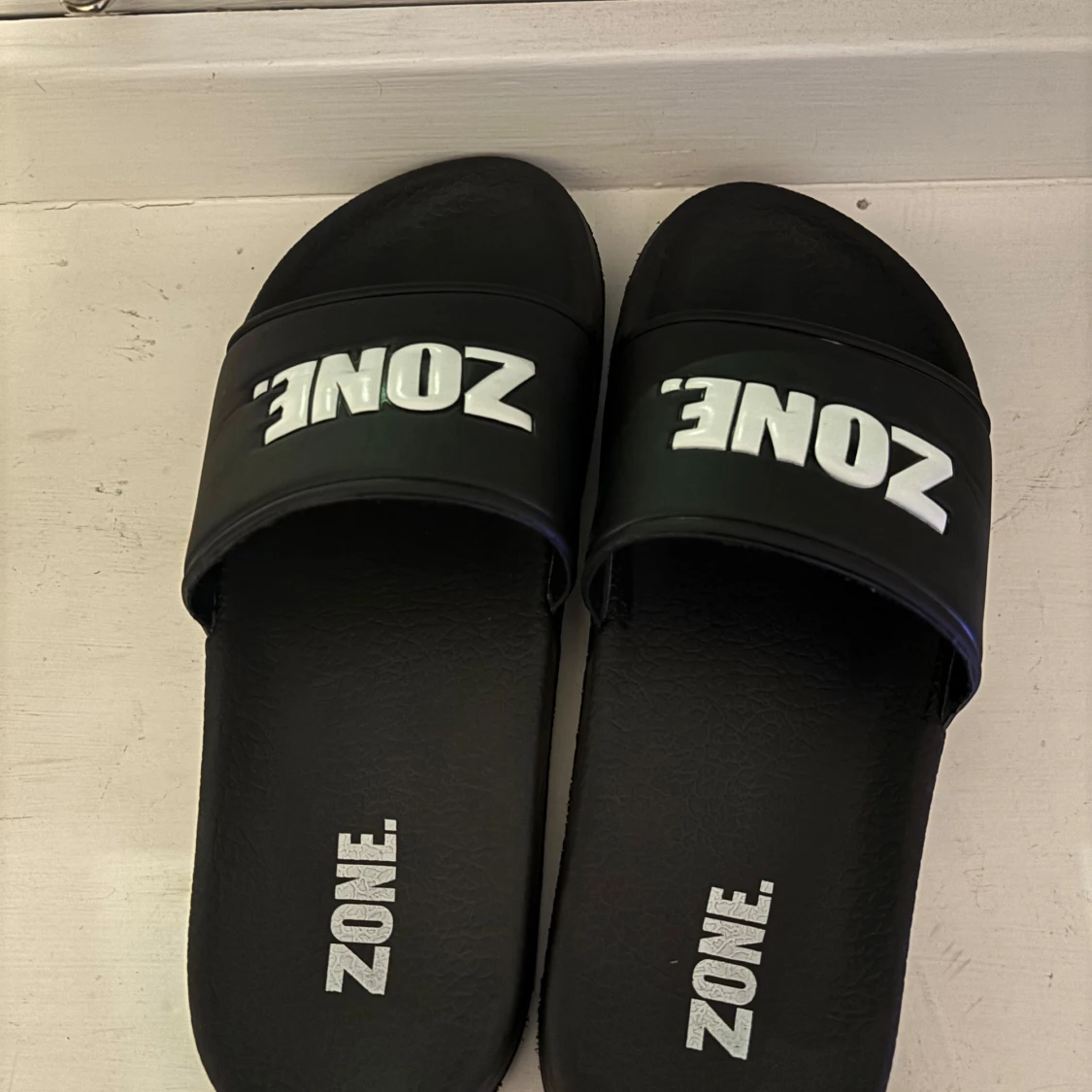 Svarta slides från ZONE strl 37/38 - 2