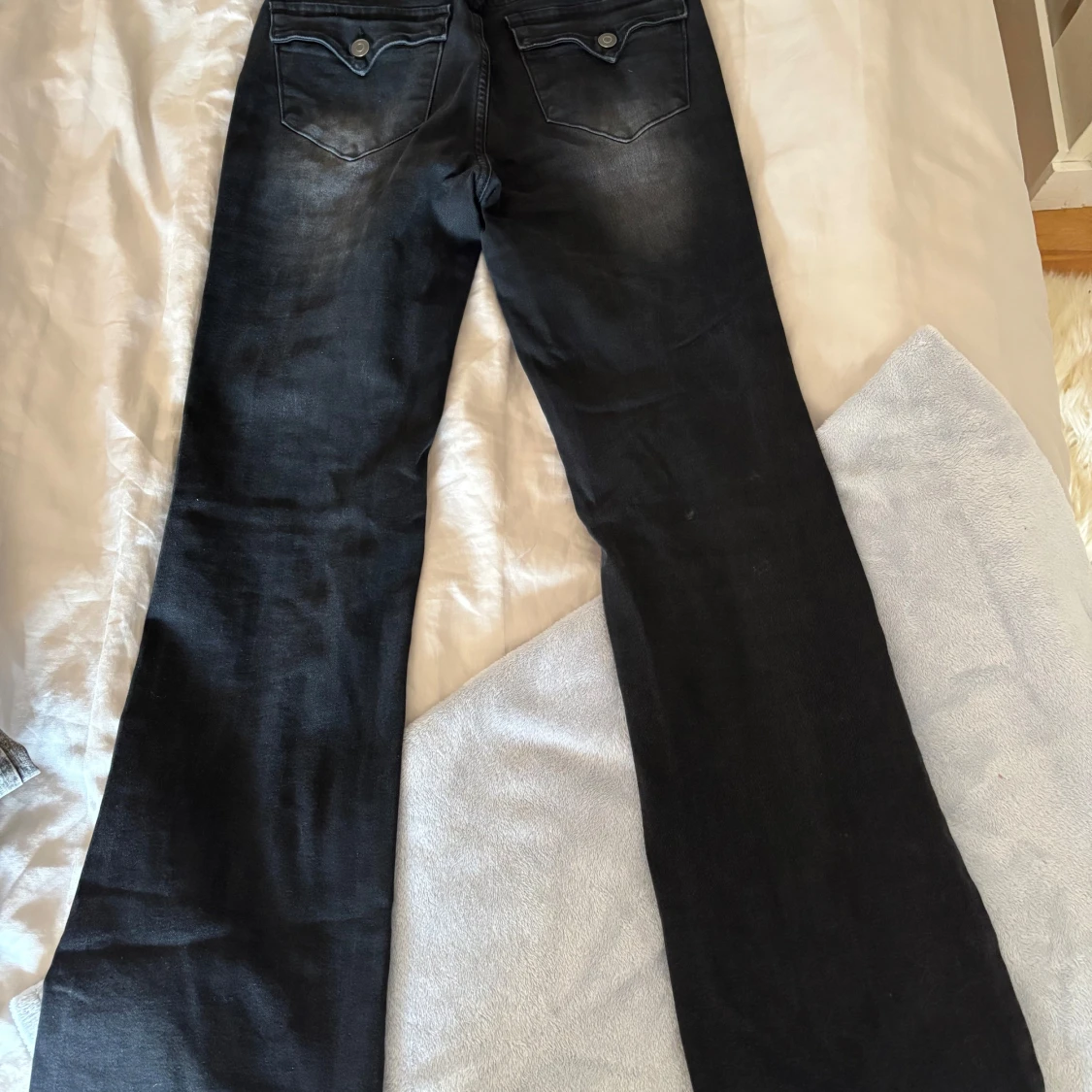 Svarta bootcut jeans med fickor - 1