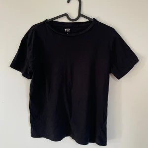 Svart basic t-shirt från 157 - Svart T-shirt i storlek s med en mer oversize passform. Perfekt till basic outfits. Använt några gånger men syns inte alls. Armarna är korta men lite längre ändå. 