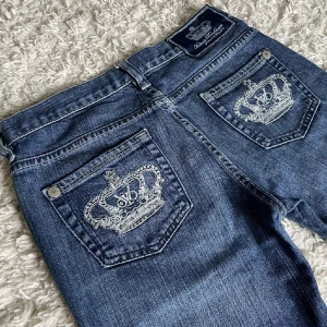 Victoria beckham jeans - Säljer dessa fina victoria beckham jeansen som köptes för ett tag sedan. Inget tecken på användning. Kommer inte sänka priset eftersom redan är ganska lågt. Står ingen storlek men innerbenslängden är 71,5 cm och midjemåttet är 35 cm. Skriv för fler frågor!❤️