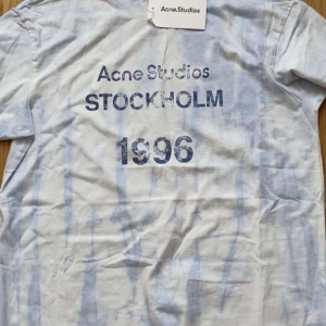Acne studios t-shirt - Acne studios t-shirt som endast är testad, nypris runt 2 tusen, mitt pris 799. Priset är diskuterbart vid snabb affär
