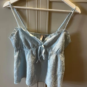 Ljusblå volang topp  - Ett linne från Nelly. Bara använd ett fåtal gånger så fortfarande bra skick. 