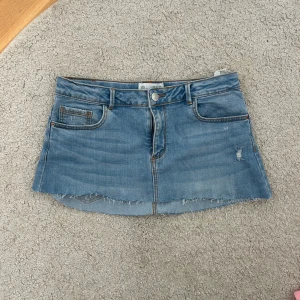 Jeanskjol - Egenklippt jeanskjol från Zara kids, passar mig som har storlek xs och 32. 