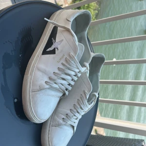 Vita sneakers Arigato - Använt ett par gånger men är i gott skick. Nypris runt 2000 kr. Mitt pris är förhandlingsbart vid snabb affär.