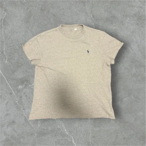 Ralph Lauren Heavycotton T-Shirt - 📍Storlek: L  💪🏽Skick: Ny utan prislapp!  📐Mått: Längd:66cm Axelbredd: 47cm  📎Material: 100% bomull  📦Skickar alltid inom 24h  💸Köp fler plagg för att få billigare pris  ✅Äkthetsgaranti