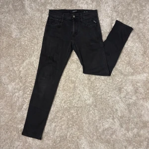Replay Anbass Jeans-Grå - Replay Anbass Jeans i grå/svart. Snygga byxor i väldigt bra skick. Storlek W30/L30