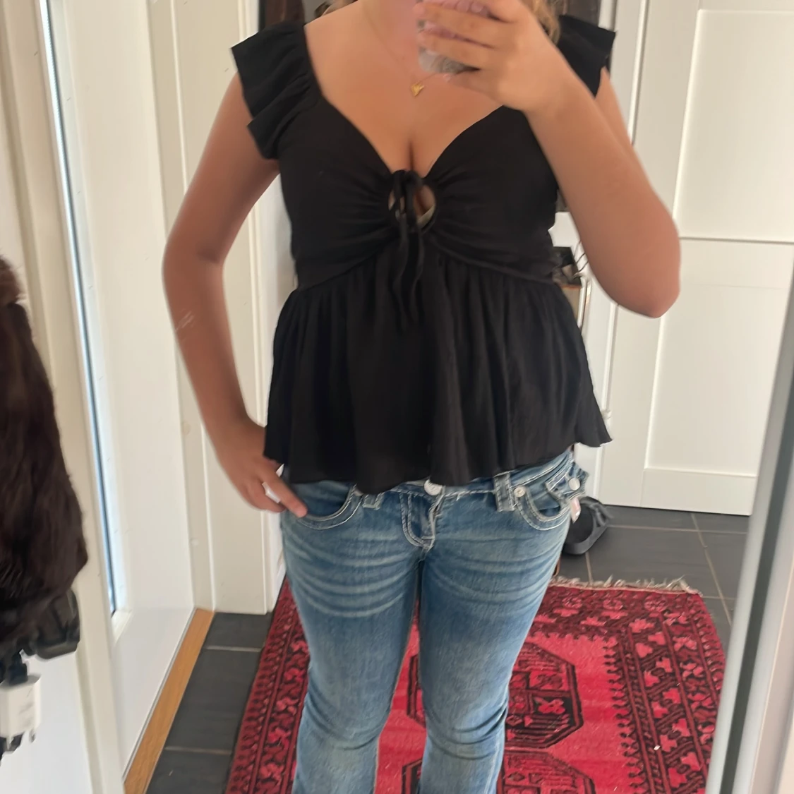 Svart blus med volang och knyt - 2