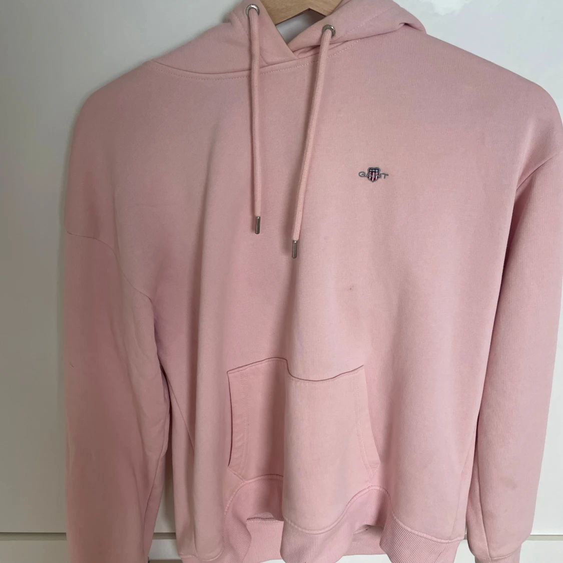 Ljusrosa hoodie från GANT i bomull