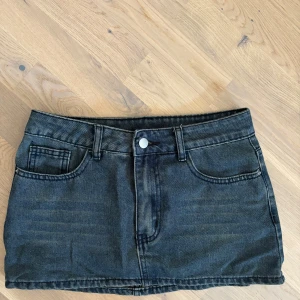 Mörkblå jeanskjol - Snygg mörkblå jeanskjol från SHEIN, själv köpte jag den på vinted men den passa inte💕 Superfin nu till sommaren💕