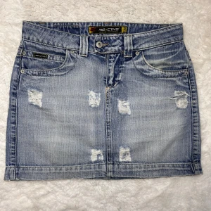 Lågmidjad jeanskjol med hål vintage  - Storlek 27. Midjemått:39. Köp sker via köp nu, jag postar inom 24h. Kvar tills markerad såld 