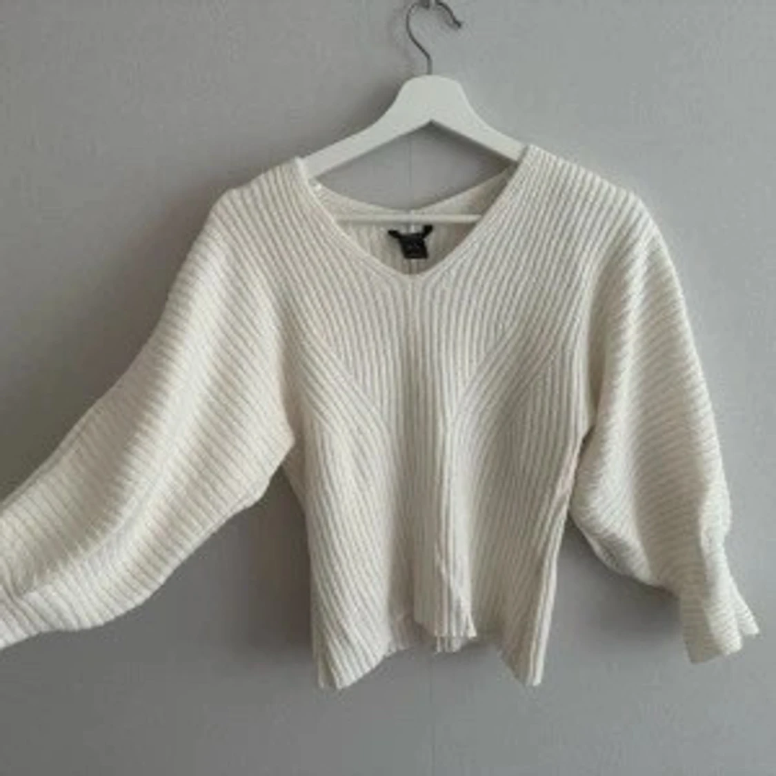 Vit stickad tröja med ballongärmar - 2