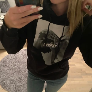 2PAC hoodie med tryck - Bekväm, snygg, svart TUPAC hoodie med tryck på framsidan. Säljer då den tyvärr ej kommer till användning längre 💗