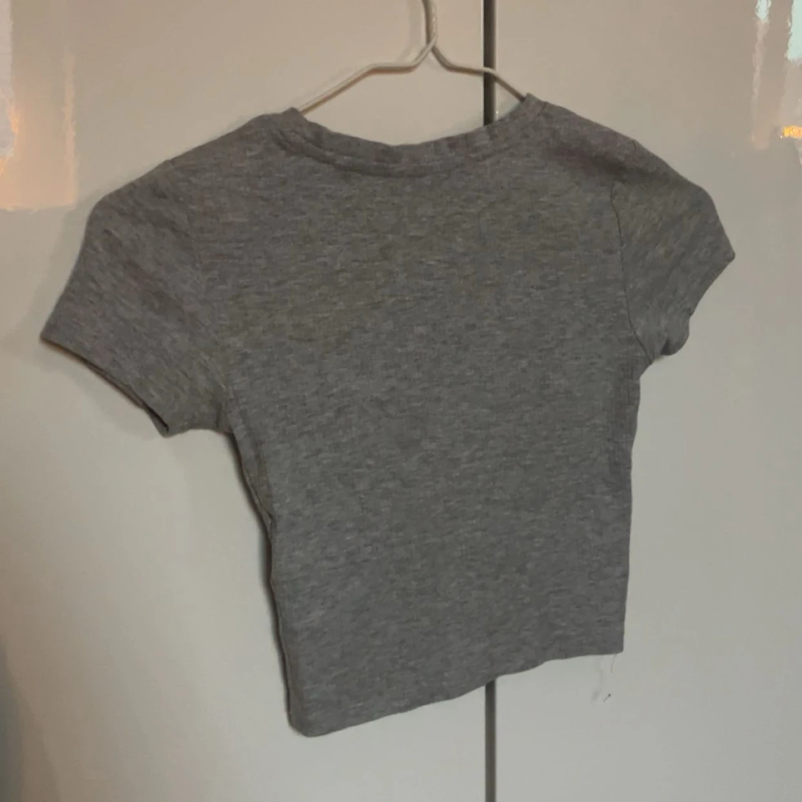 Grå ribbad croppad topp🫶🏻 - 1