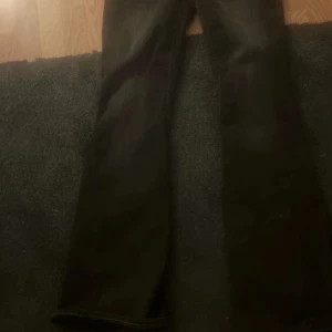 True Religion Joey Low Rise Flare Jeans - Säljer helt oanvända snygga trueys! Helt nya och kvaliten är jätte bra!! As snygga mörkgråa true religons som är köpta från Nelly. Varför jag säljer dem är för att storleken är för stor. Original priset 1300 men säljer för 1000!! Jag skickar också direkt när man köper!! Skriv iallafall om man är intresserad💗💗