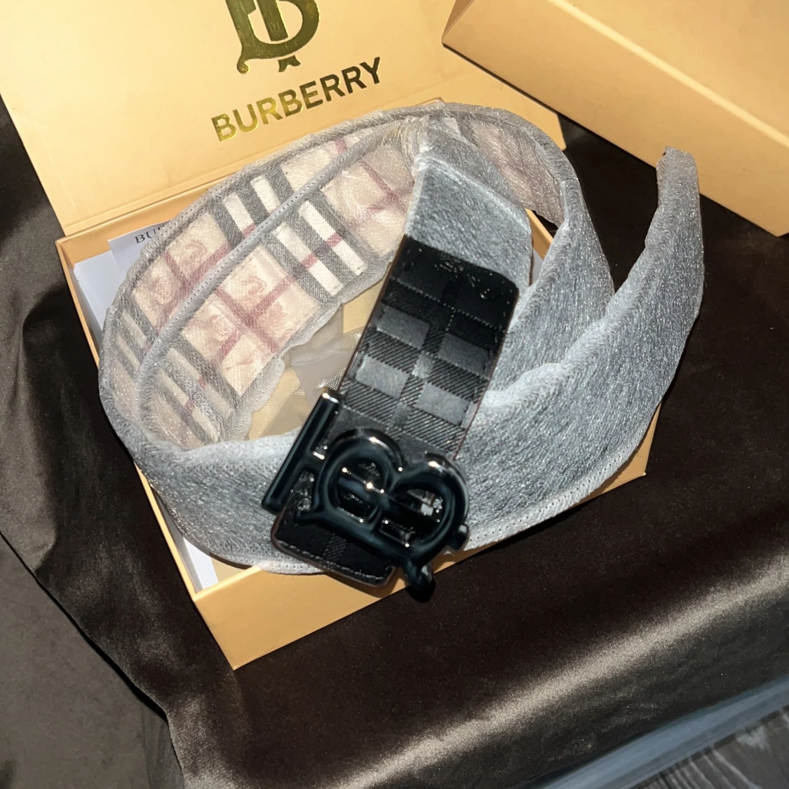 Svart Burberry bälte med rutigt mönster går att diskutera pris  - 1
