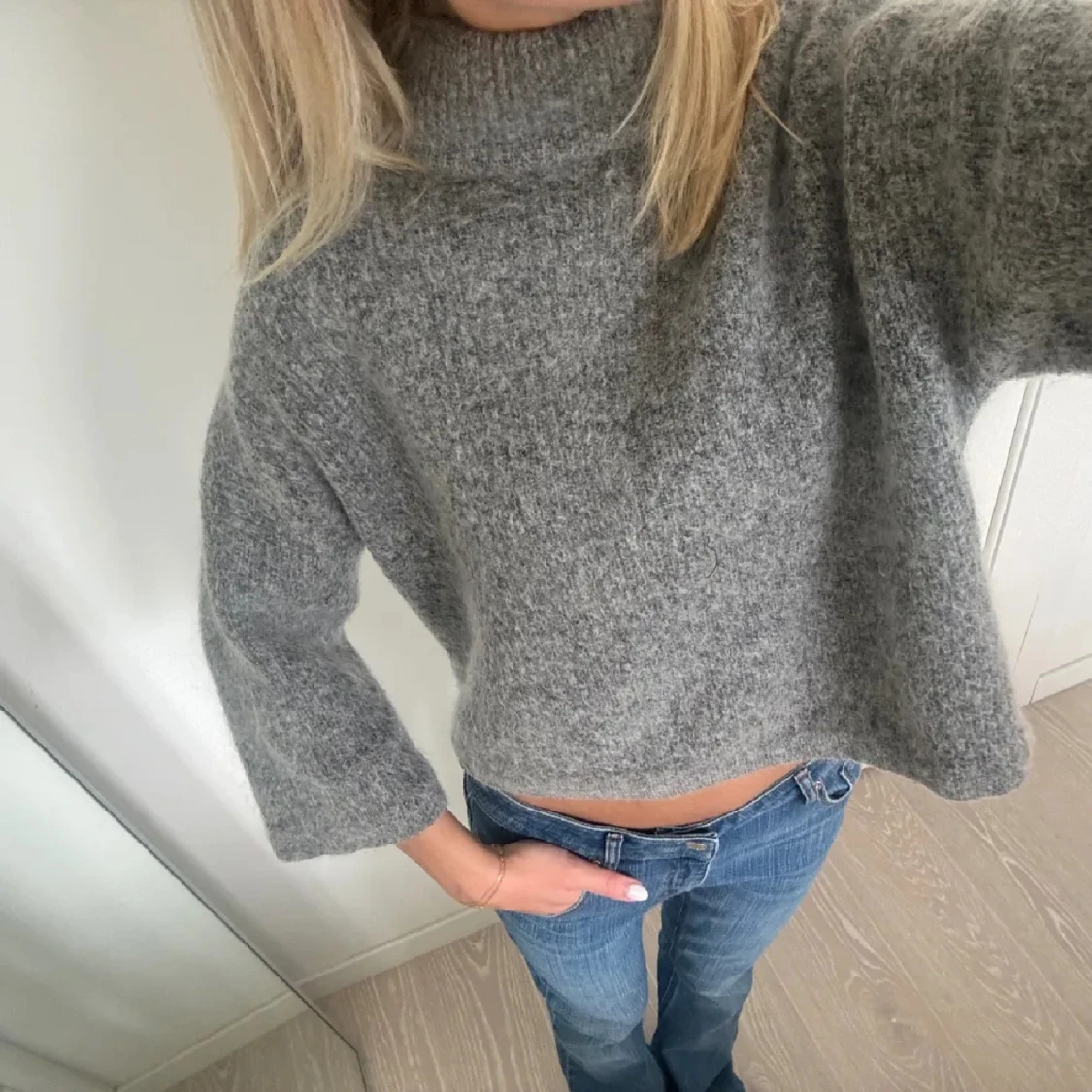 Grå stickad polotröja