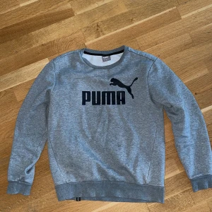 Puma tröja storlek S  - Puma tröja storlek S. Använd några gånger. Är i gott skick. Inga fläckar eller hål. Pris: 80:- skickas direkt inom 24h