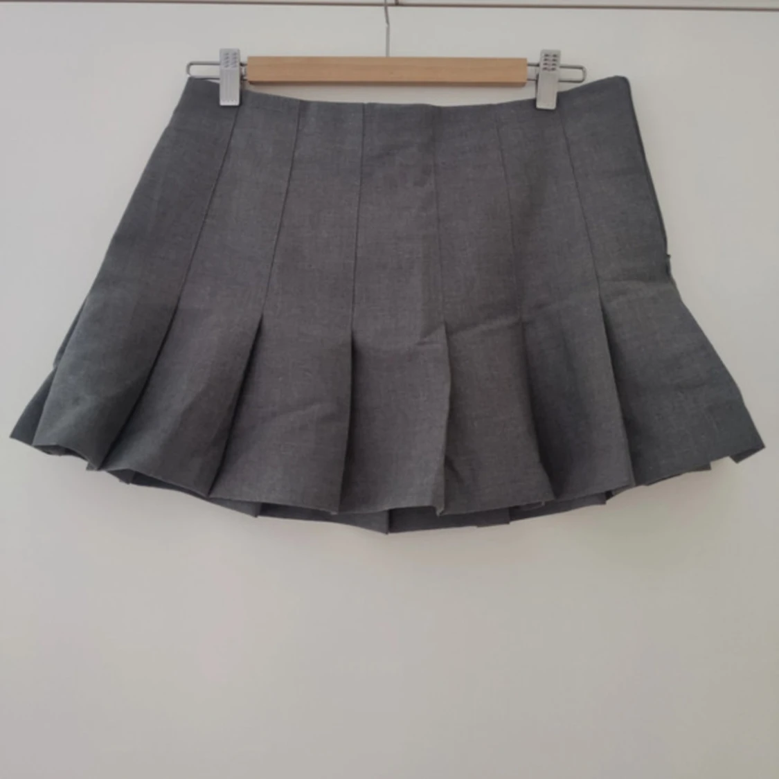 Grå plisserad kortkjol