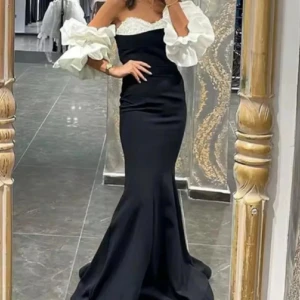 Svart elegant klänning - En svart elegant klänning köpt från turkiet för 6000kr. Använd två gånger och i bra skick. Passar storlek S/M men är något tajt vid bysten. De vita puffarna kan tas bort. Sista bilden är min bild och klänningen är något kortad i längden för att passa mig som är 165-170cm (i klack). De vita puffarna har någon sminkfläck som lätt kan tvättas bort. För mer bilder är det bara att skriva privat