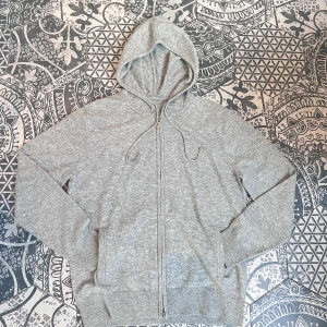 Hoodie i Kashmirblandning - Grymt skön kashmirblandadhoodie! | Mycket fint skick! | Stl: M (TTS) | Perfekt till sommarkvällar! 🌅| Vid frågor eller funderingar finns jag i DM! 📩 Mvh CVB Closet