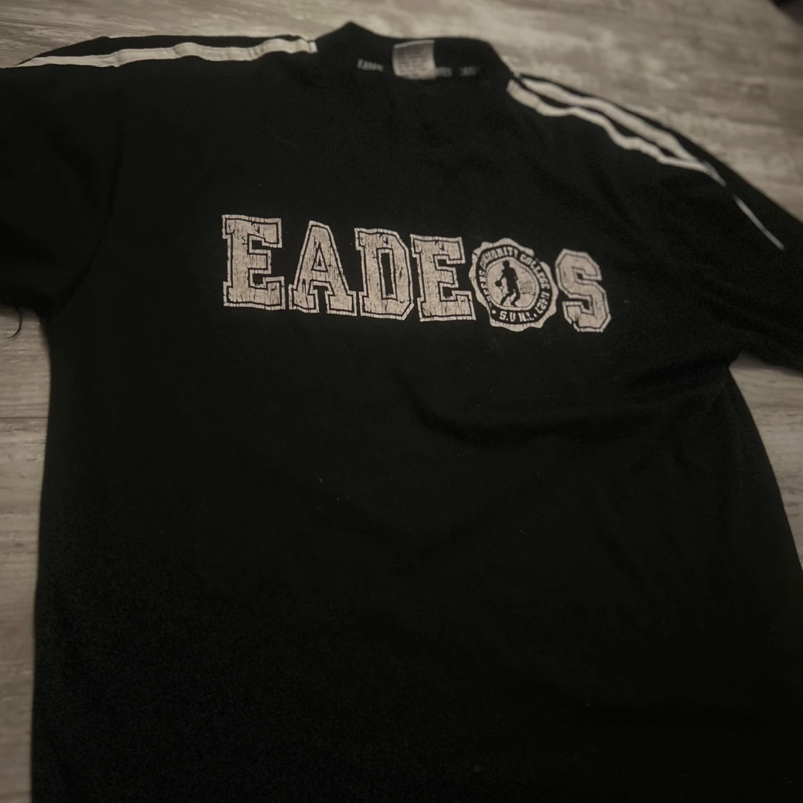 Svart tröja Eades med vita ränder