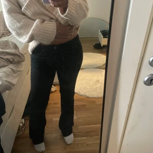 Lågmidjade jeans - Säljer dessa svarta lågmidjade bootcut jeansen då dom inte kommer till användning 💞 använda max 3 gånger!
