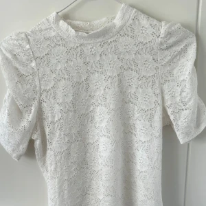 Vit spetsblus med puffärm - Superfin vit blus i spets med korta puffärmar och rund halsringning🤍köpt från kappahl🤍har för mig att den ät strl S🤍säljs pga att den inte längre passar🤍