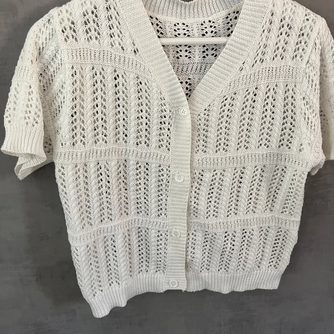Vit stickad kofta med kort ärm - 1
