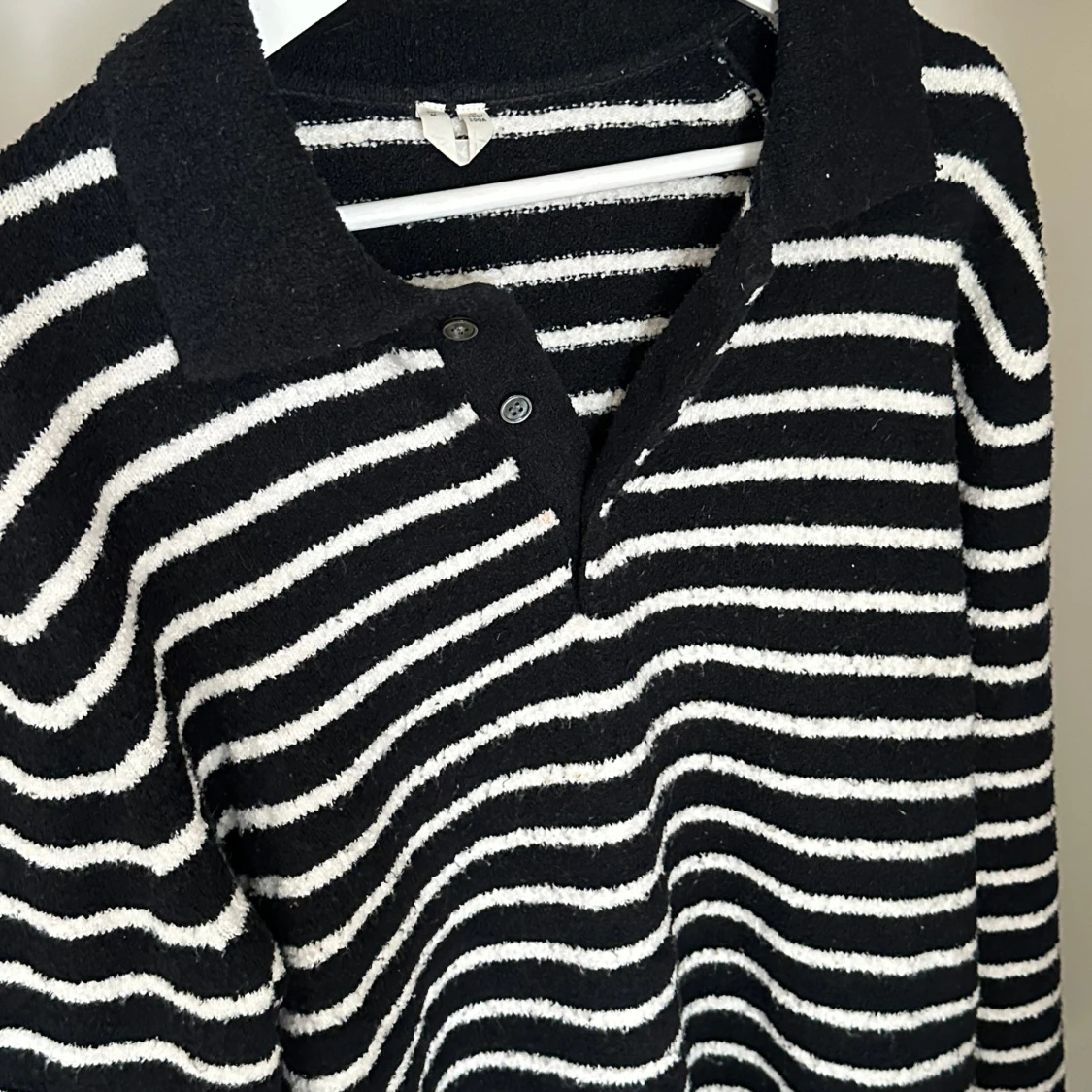 Randig svartvit stickad pikétröja - 1