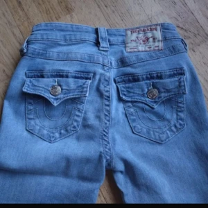 True Religion Becca Bootcut Jeans 24 - Säljer mina  True Religion jeans använder dom inte längre säljer för 500kr❤️