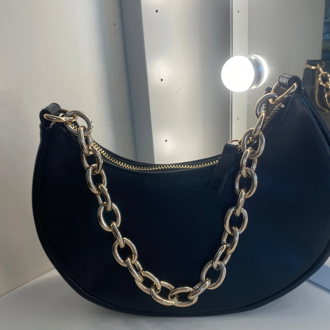 Svart axelväska med guldkedja