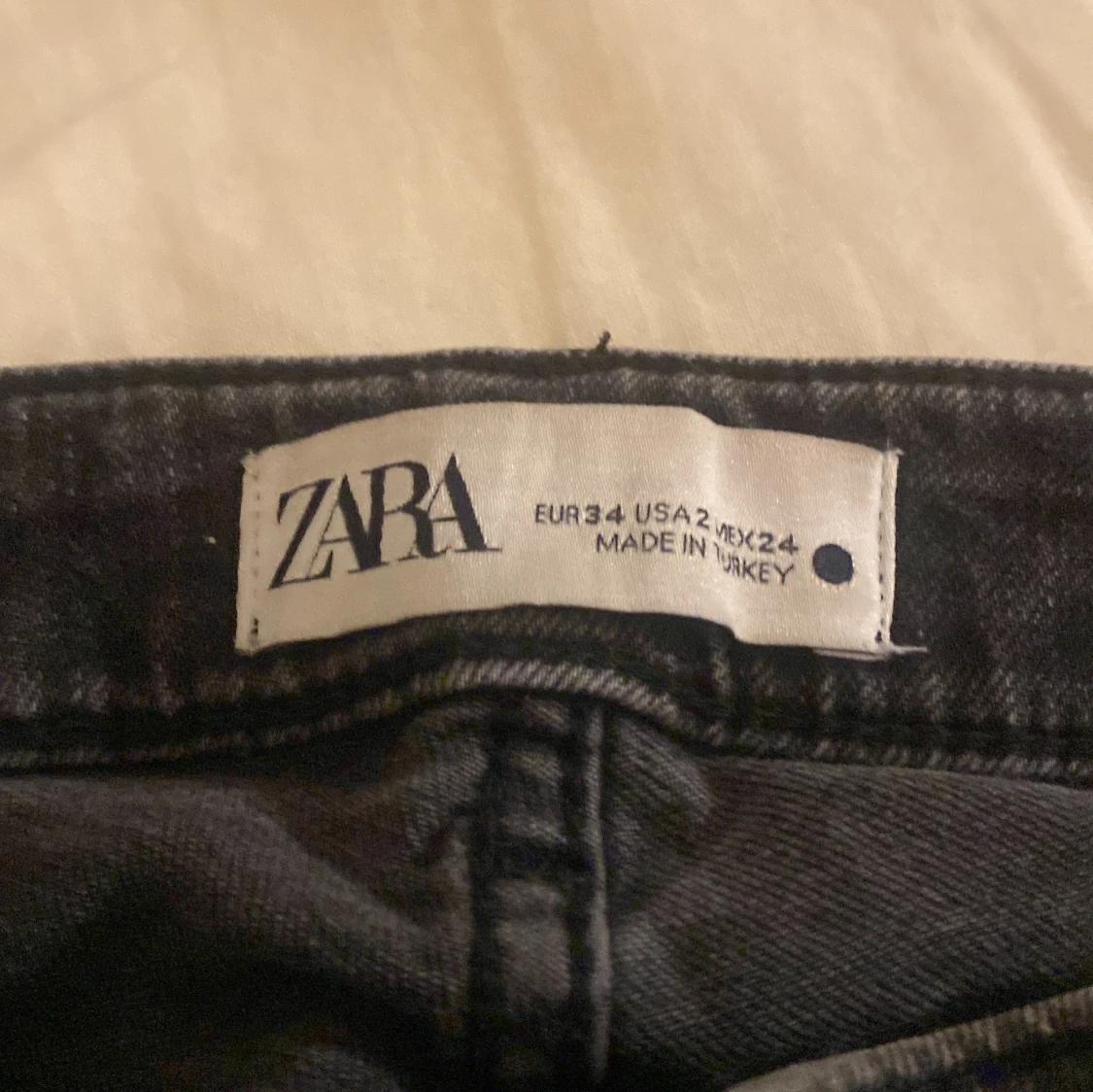 Svarta boutcut jeans från Zara, strl 34 - 1