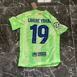 FC Barcelona Lamine Yamal tröja S - Säljer en FC Barcelona fotbollströja i ljusgrönt med blå detaljer, tryck Lamine Yamal 19 på ryggen. Tröjan har korta ärmar, klubbmärke, Nike-logga och Spotify som sponsor framtill. Materialet är lätt och andas, perfekt för match eller träning.