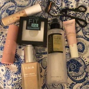 Smink kit med olika märken 💕 - Hickap blush ny pris (229kr) Fit me puder ny pris ( ca 100kr ) Elf concealer ny pris (95kr) TYP HELT NY!! Använd 2-3 gånger 💕 Lumene concealer ny pris ( ca 100kr ) TYP HELT NY OCKSÅ💕 Caia dewy drops ny pris (375kr) halva kvar 💕 COSRX serum ny pris ( 180kr ) halva kvar💕LH cosmetics ögonfransböjar ny pris ( 250kr ) Ny pris för allt 1300. 