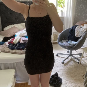 Svart ribbad kortklänning från Amisu - Svart tight ribbad klänning från Amisu med smala axelband och rak urringning. Kort modell som sitter slimmat mot kroppen och är perfekt för dig som gillar minimalistisk stil. Mjuk och stretchig bomullsmix som känns skön mot huden. Använd få gånger därför jag säljer 💕