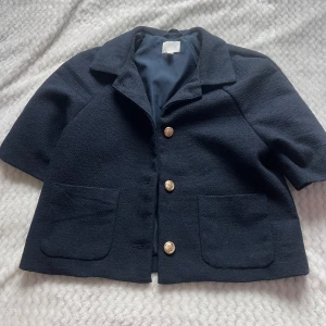 Mörkblå kavaj från H&M med guldknappar - Så snygg trekvarts kofta/jacka från hm , aldrig använd 