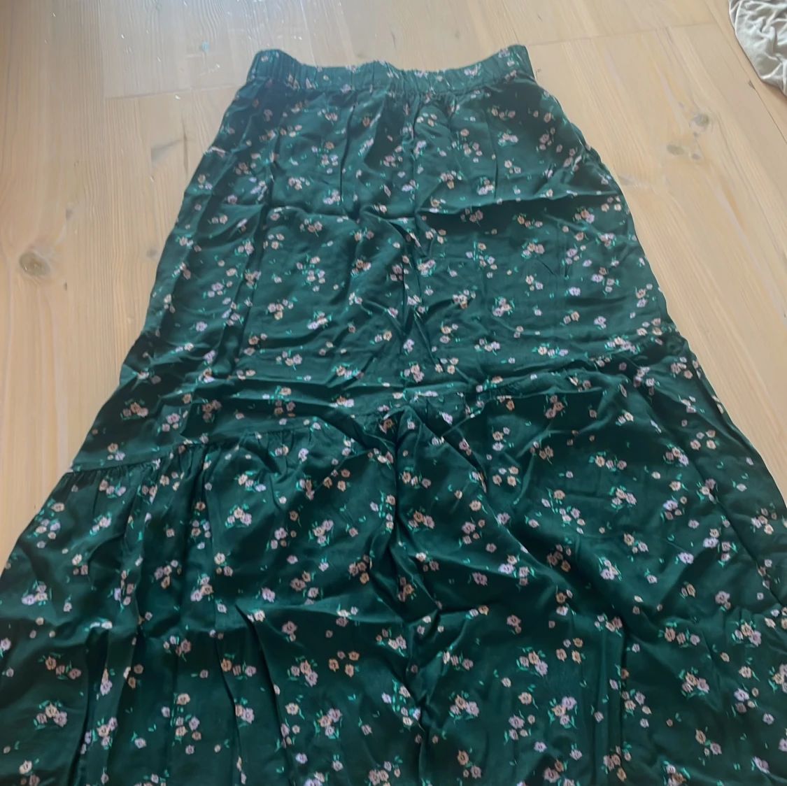 Grön blommig långkjol med resår