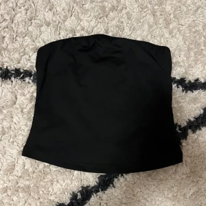 svart tubtopp - Enkel och stilren svart tubtopp med en tight passform som sitter bekvämt💕