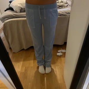Ljusblå mjukisbyxor Juicy Couture XS - Säljer ett par ljusblå mjukisbyxor från Juicy Couture, lite uppsydda.