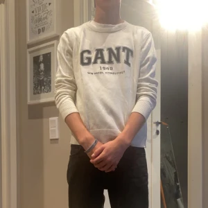 Vit sweatshirt från GANT - Vit sweatshirt från GANT. Barnstorlek 146-152 cm.