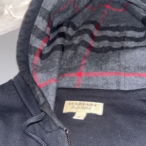 Svart hoodie från Burberry med dragkedja - Svart hoodie från Burberry