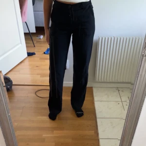 Svarta raka kostym byxor med mid waist - Svarta kostymbyxor med mid waist sitter precis under naveln. Strl s-m 