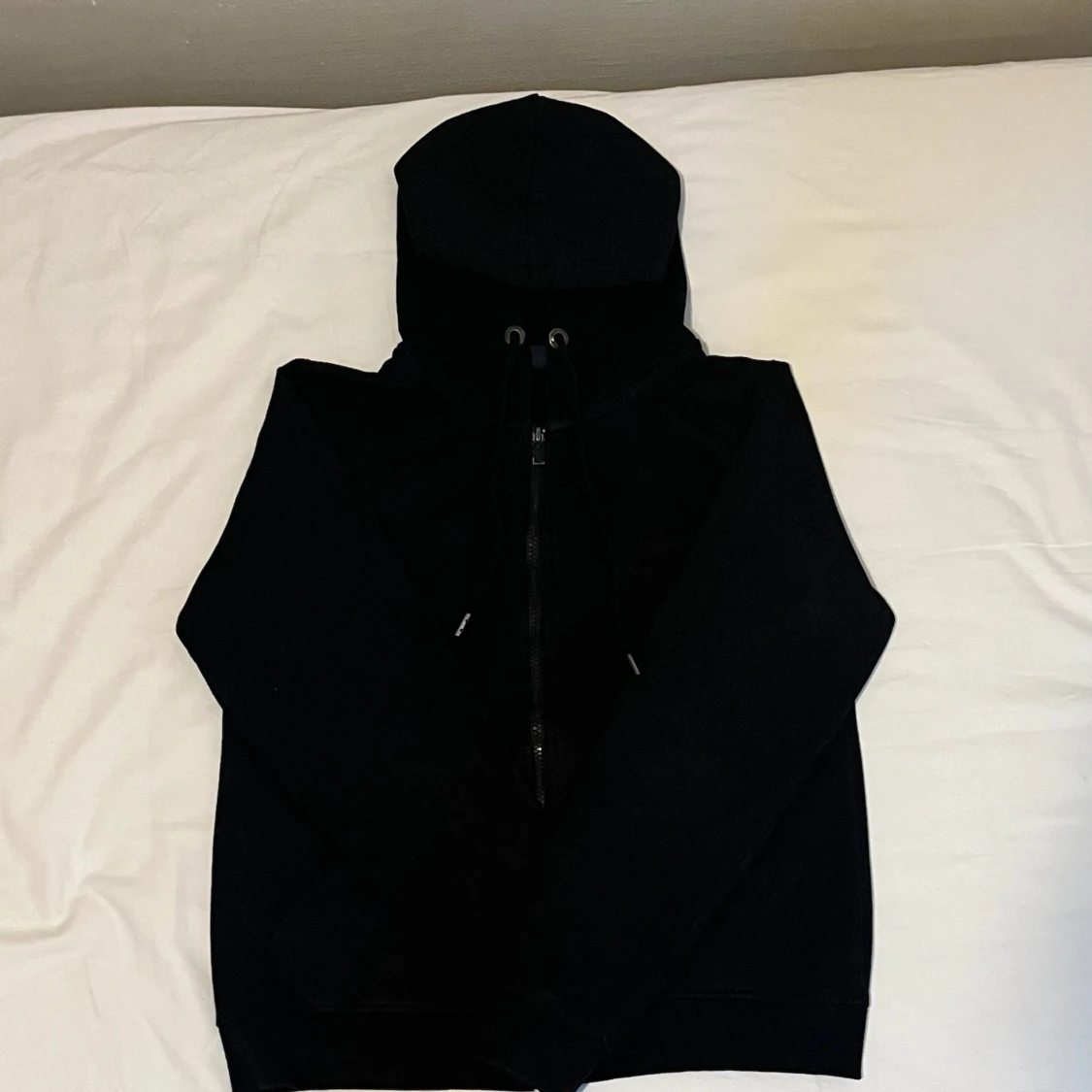 Svart hoodie med dragkedja och huva