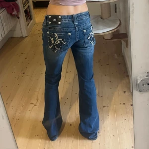 Miss Me bootcut vintage - Lowwaist bootcut Missme jeans! 2000-tal med supersnygga fickor. W30. Trotts att dom är vintage så är dom i toppskick förutom en pytteliten slitning längst ner på ena benet. Hör av er för mer info eller bilder❤️