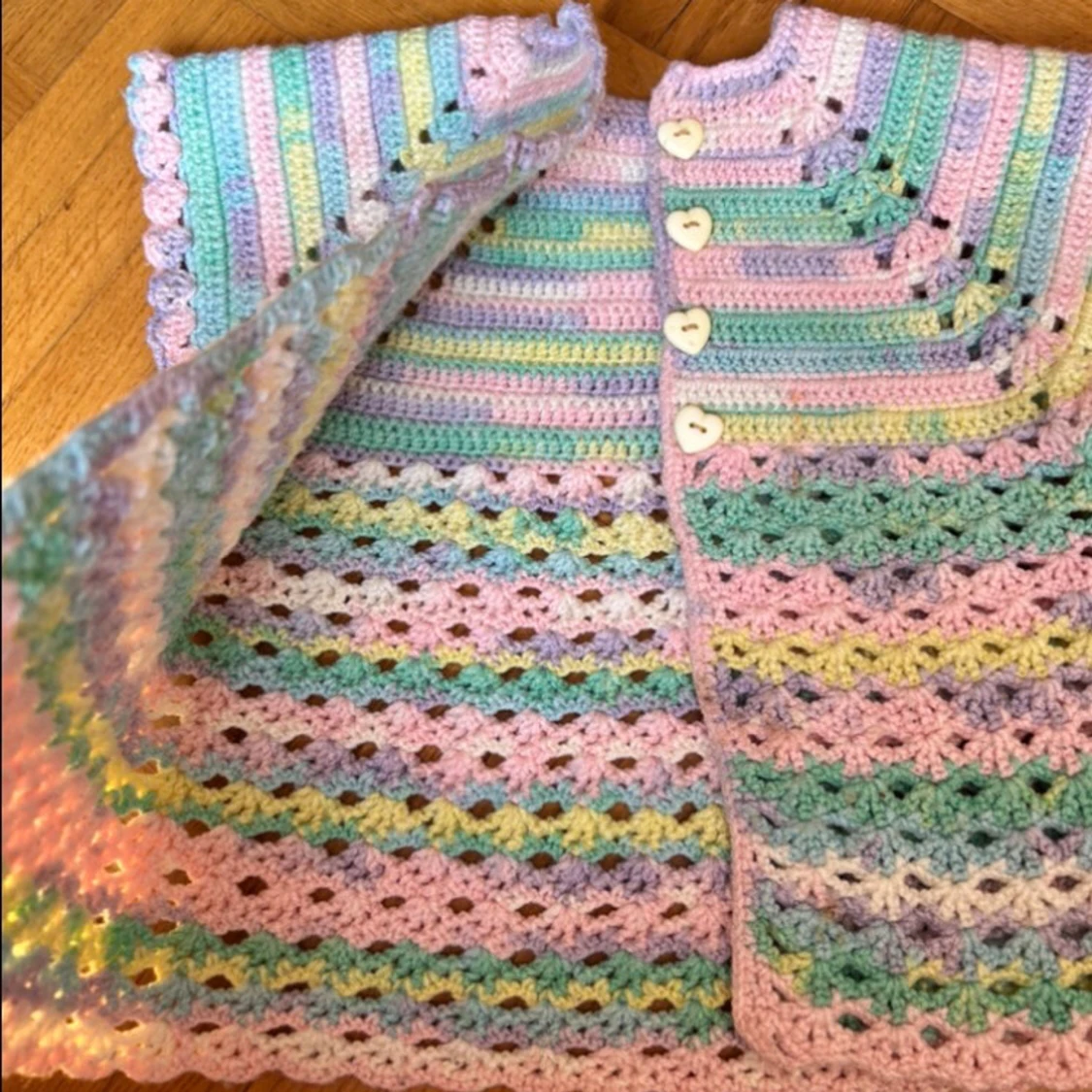 Pastellfärgad virkad väst med hjärtknappar - 2