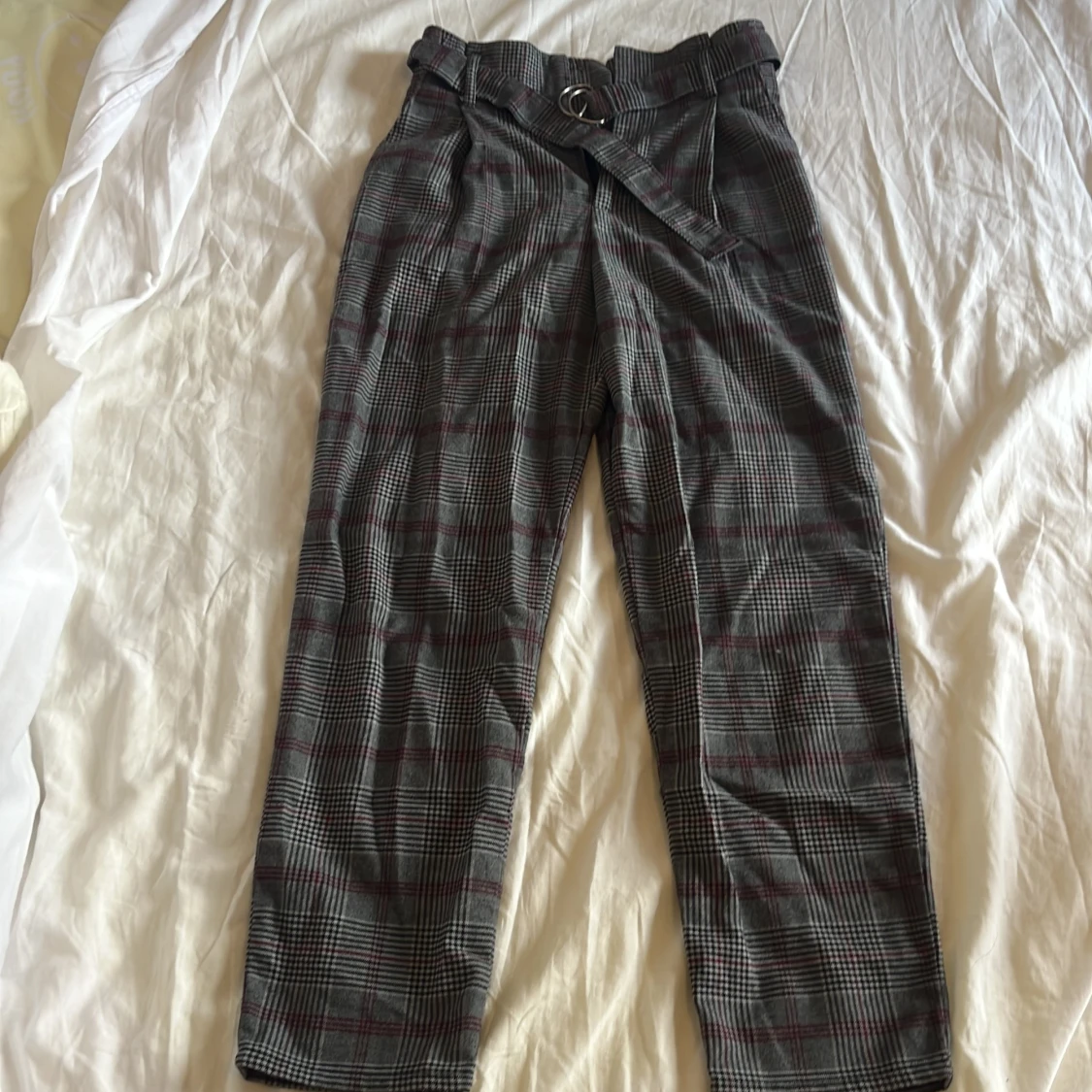 Rutiga kostymbyxor med bälte