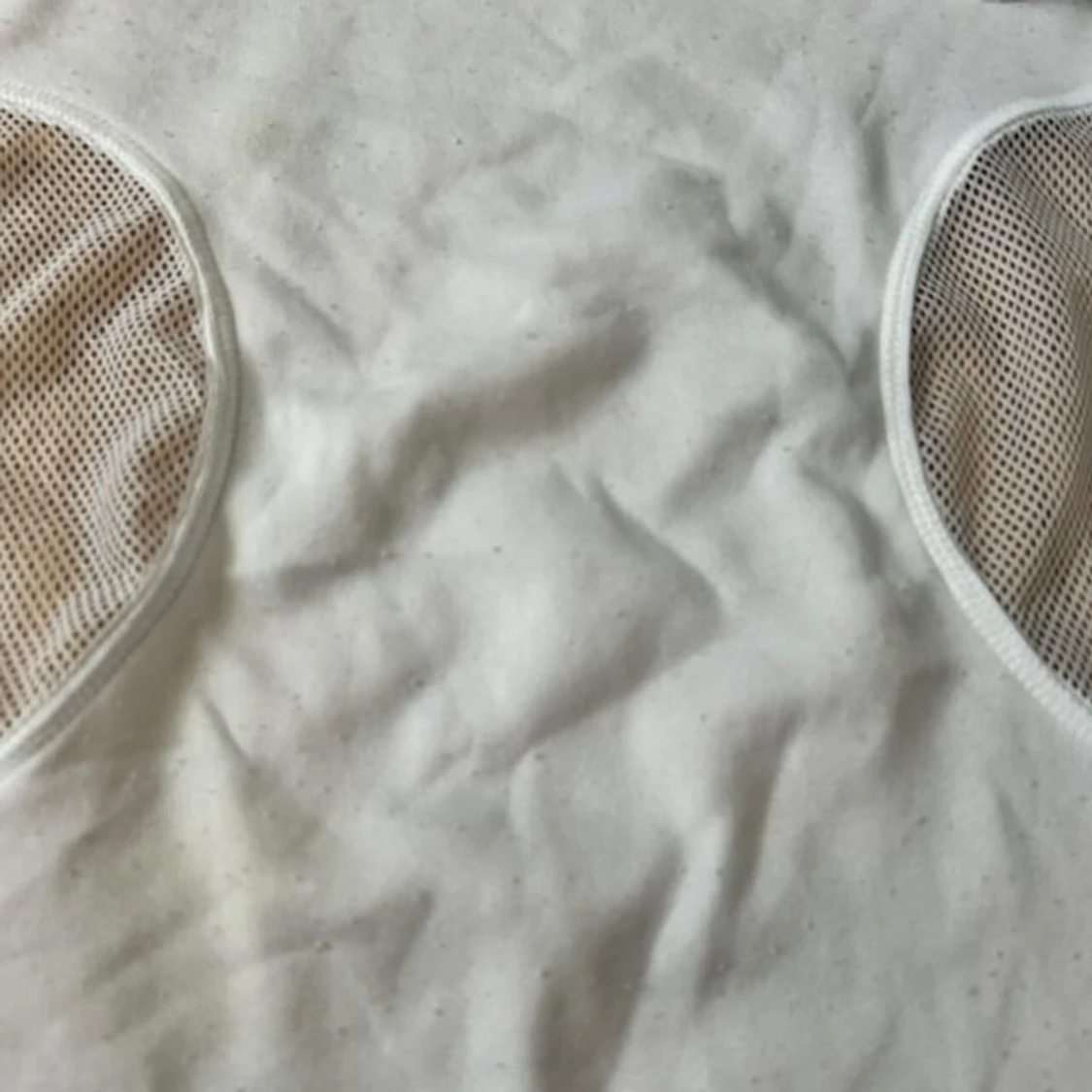 Vit väst med meshdetaljer - 1