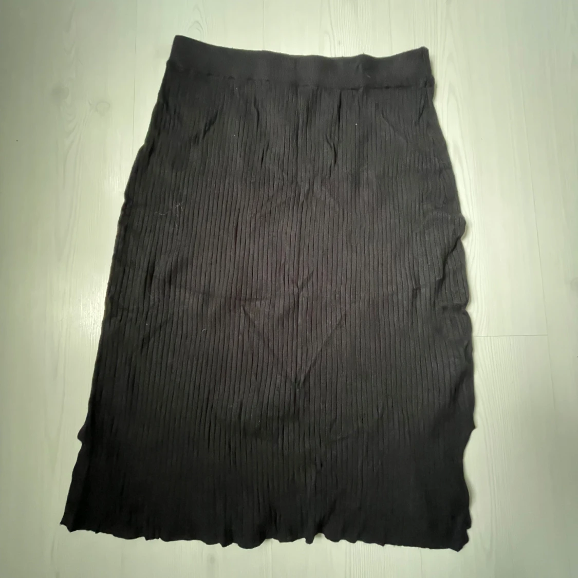 Svart ribbad långkjol 